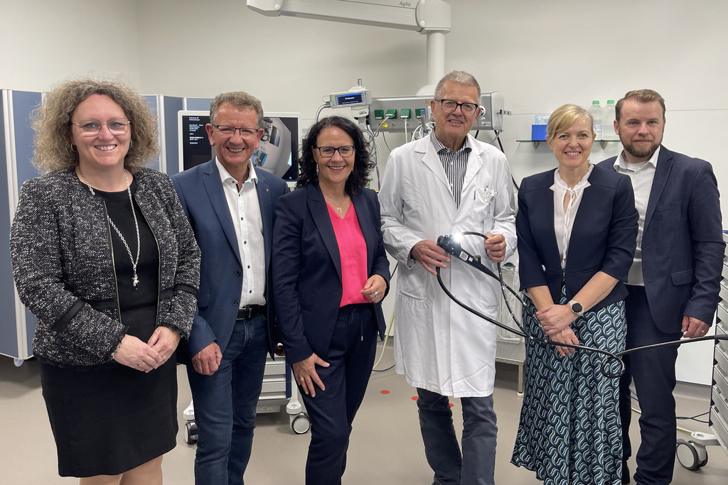 LR Gutschi besuchte die neue Endoskopie im Tauernklinikum Zell am See. Im Bild mit GF Silke Göltl (Tauernkliniken), Bgm. Andreas Wimmreuter, Michael Hofer (Ärztlicher Leiter Tauernkliniken), Martina Grießer (Pflegedirektorin Tauernklinikum) und Rupert Machreich (Geschäftsführung Gesundheit Innergebirg).